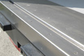 Canalina di scolo posteriore in acciaio inox inserita nell’angolare sotto porte posteriori.